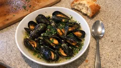 Classic Moules Marinières – quick French mussels in white wine, butter and parsley