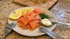 What to Pour with Smoked Salmon: Simple Wine Pairings for Canapés, Brunch and Starters